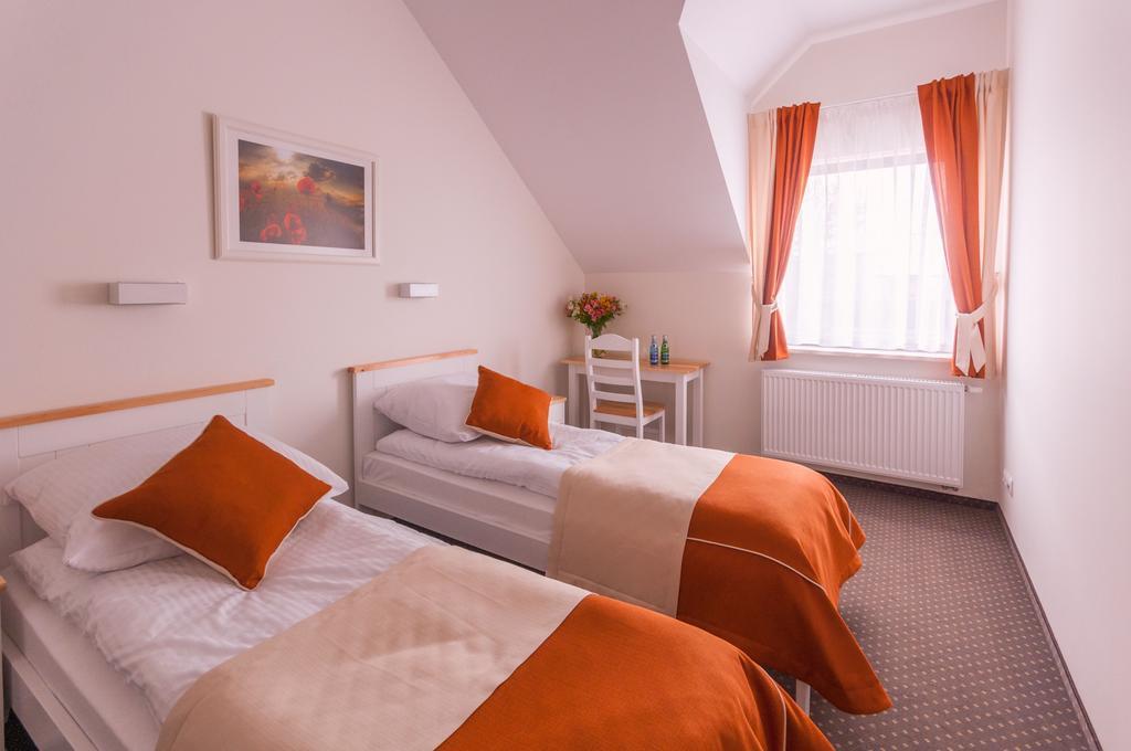 Gosciniec Kasztel U Gostla Murowana Goślina Quarto foto